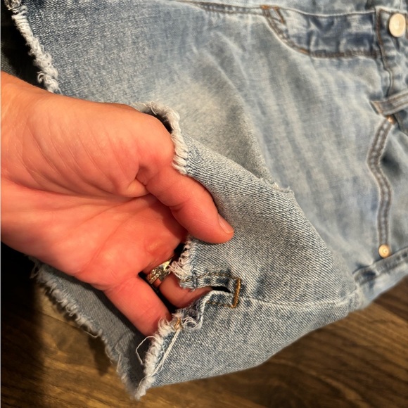 Seven7 Light Blue Denim Jeans frayed size 4 vacation casual weekend short - Picture 7 of 9
